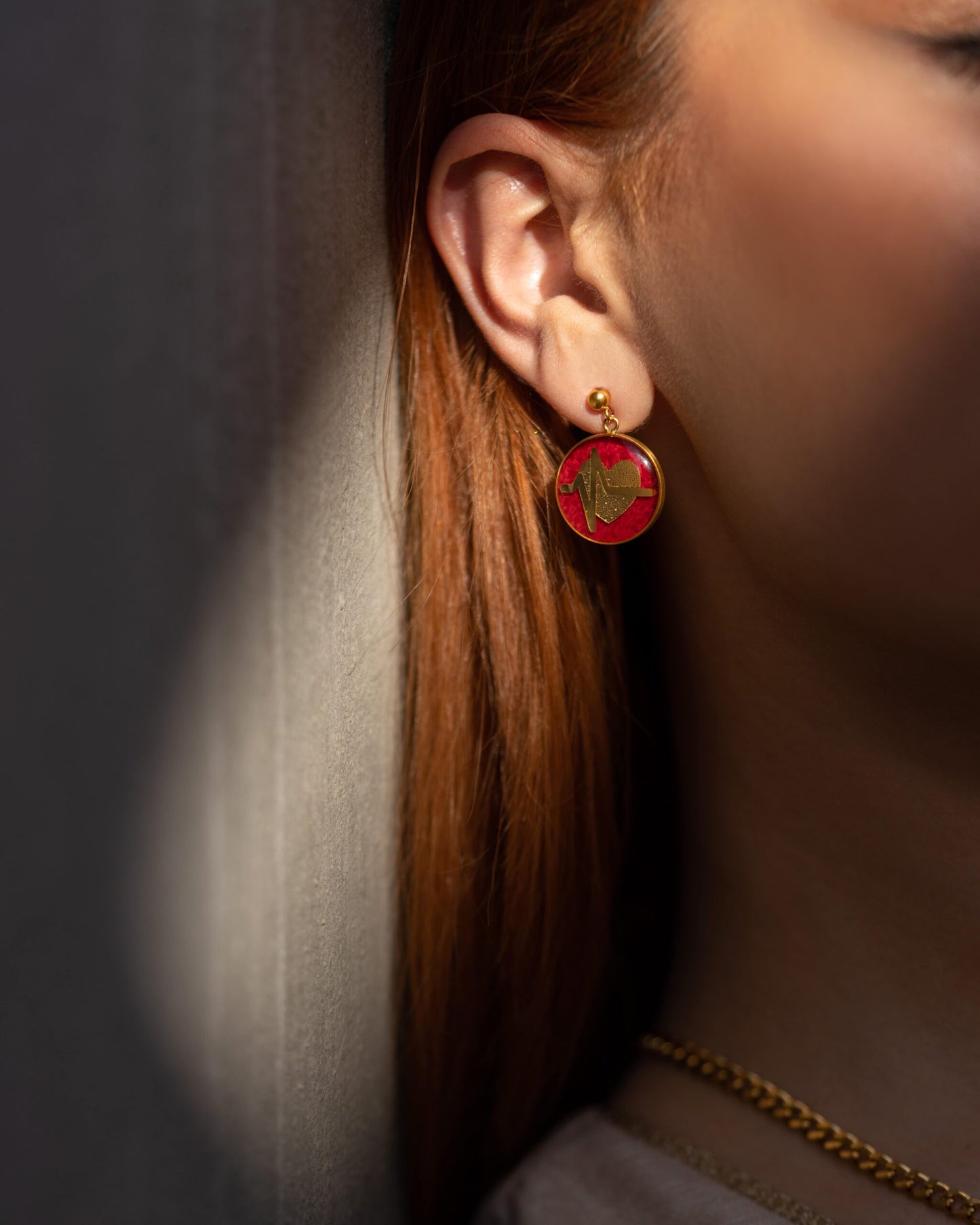 Earrings, heart designs made of 24 carat gold leaf and red jade, anti-allergy stainless steel